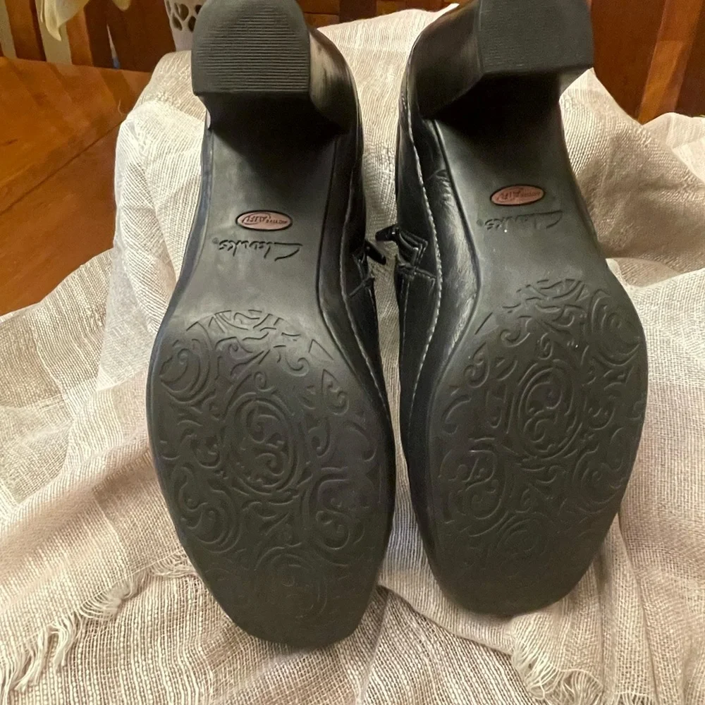 Clark’s artisan casual heels. - Picture 4 of 5